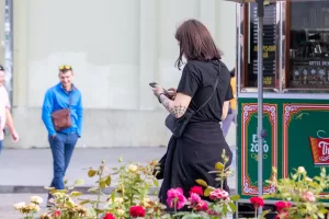 Фото тату на руках девушки, стоящей возле кофейного фудтрака. Черно-белые татуировки в стиле графика, с детализированными узорами.