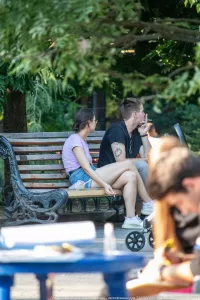 Фото тату на предплечье молодого человека: минималистичный рисунок, напоминающий ветку или абстрактный узор, выполненный в черных тонах.