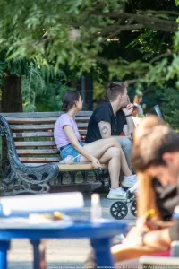 Фото тату на предплечье молодого человека: минималистичный рисунок, напоминающий ветку или абстрактный узор, выполненный в черных тонах.