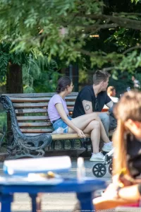 Фото тату на предплечье молодого человека: минималистичный рисунок, напоминающий ветку или абстрактный узор, выполненный в черных тонах.