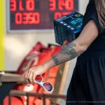 Фото тату на руке: реалистичный череп, обвитый розами. Черно-белая татуировка с высокой детализацией, привлекающая внимание.