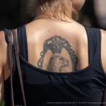 Тату львица в короне между лопаток девушки - Уличная тату (street tattoo) № 14–210821 5