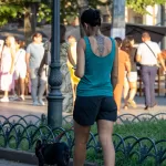 Тату львица с голубыми глазами и цветы в геометрическом с тиле на спине между лопаток девушки - Уличная тату (street tattoo) № 14–210821 1