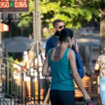 Фото тату: Черный ворон с распахнутыми крыльями на спине девушки, выполненный в технике брызг краски. Идея для татуировки, мастер тату.