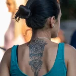 Тату львица с голубыми глазами и цветы в геометрическом с тиле на спине между лопаток девушки - Уличная тату (street tattoo) № 14–210821 6