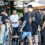 Тату мазками черными линиями на руках двух парней - Уличная тату (street tattoo) № 14–210821 13