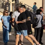 Тату мазками черными линиями на руках двух парней - Уличная тату (street tattoo) № 14–210821 7