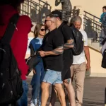 Тату мазками черными линиями на руках двух парней - Уличная тату (street tattoo) № 14–210821 8