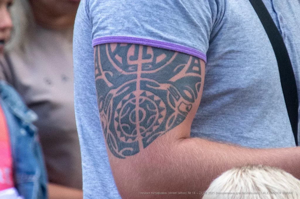 Тату маори узоры на плече парня - Уличная тату (street tattoo) № 14–210821 5