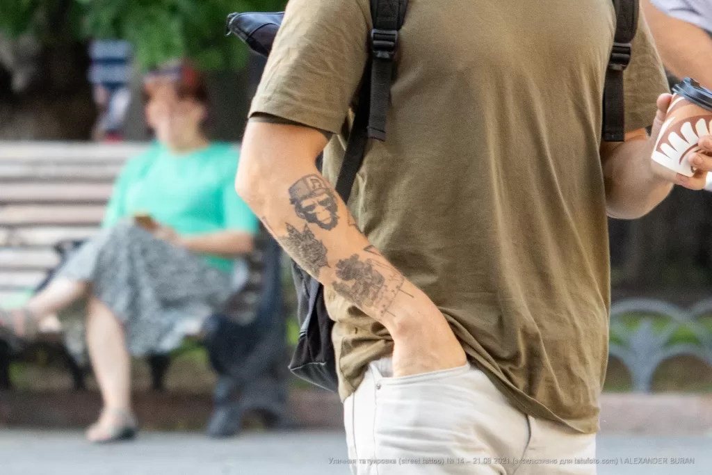 Тату морда обезьяны в кепке на правой руке парня - Уличная тату (street tattoo) № 14–210821 2