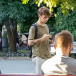 Тату морда обезьяны в кепке на правой руке парня - Уличная тату (street tattoo) № 14–210821 5