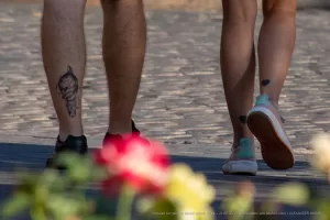 Фото тату на ноге: маленькие татуировки в виде сердец и абстрактных узоров, выполненные в минималистичном стиле. Идеально для тех, кто предпочитает небольшие и изящные татуировки.