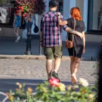 Фото тату на руке мужчины: сложный рисунок в черных тонах с абстрактными элементами и готическими мотивами. Подходит для ценителей оригинальных и загадочных татуировок.