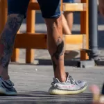 Тату мотоцикл и надписи внизу ноги парня - Уличная тату (street tattoo) № 14–210821 4