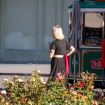 Фото тату на плече девушки. Небольшой рисунок татуировки в минималистичном стиле. Идеи для тату на плечо для женщин.