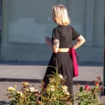 Тату мотылек и надпись ЮНОСТЬ на левой руке девушки - Уличная тату (street tattoo) № 14–210821 4