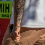 Тату на руке, кисти и пальцах парня - Уличная тату (street tattoo) № 14–210821 8