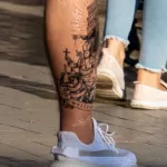 Тату надпись, осьминог и представители власти и духовенства страны на ноге парня - Уличная тату (street tattoo) № 14–210821 4