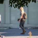 Тату наплечник из чешуи на плече и браслет из деревьев на запястье молодой девушки - Уличная тату (street tattoo) № 14–210821 4