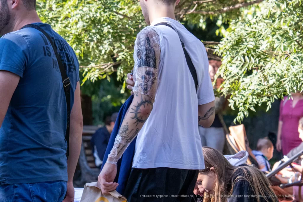 Тату нож, змея, терновник, грибы и молящаяся дева на левой руке парня - Уличная тату (street tattoo) № 14–210821 2