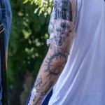 Тату нож, змея, терновник, грибы и молящаяся дева на левой руке парня - Уличная тату (street tattoo) № 14–210821 3