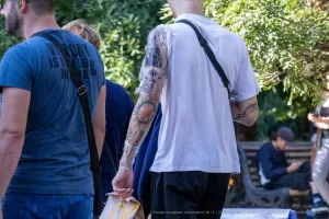 Фото татуировок на руках мужчины, изображающих детализированные рисунки в черных тонах. Подходит для тех, кто ищет идеи для масштабных и выразительных татуировок.