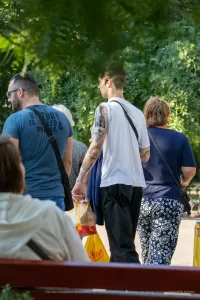 Фото татуировок на руках мужчины, изображающих детализированные рисунки в черных тонах. Подходит для тех, кто ищет идеи для масштабных и выразительных татуировок.