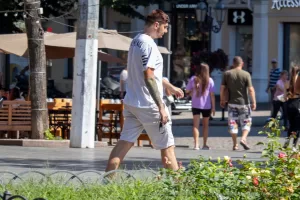 Фото тату на руке мужчины: надпись "Florence Life" в сочетании с абстрактными черными линиями. Стильный рисунок татуировки для вдохновения.