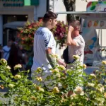 Фото тату на руке мужчины: надпись "Florence Life" в сочетании с абстрактными черными линиями. Стильный рисунок татуировки для вдохновения.