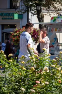 Фото тату на руке мужчины: надпись "Florence Life" в сочетании с абстрактными черными линиями. Стильный рисунок татуировки для вдохновения.