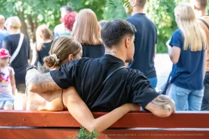 Фотография мужчины с татуировками на руке и шее, демонстрирующая детализированный рисунок и надпись. Подходит для поиска идей для тату.
