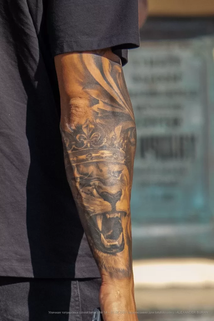 Тату оскал льва в короне на правой руке парня - Уличная тату (street tattoo) № 14–210821 8