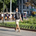 Фото тату на икре мужчины: красочный рисунок тропического цветка с яркими лепестками и зелеными листьями. Идеальный эскиз тату для любителей экзотики.
