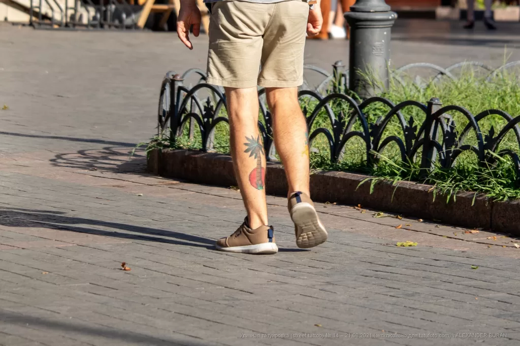 Тату пальма и солнце – красный круг на левой икре парня - Уличная тату (street tattoo) № 14–210821 4
