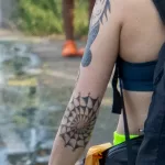Тату паутина и голая русалка на руке девушки - Уличная тату (street tattoo) № 14–210821 3
