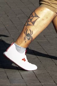 Тату паутина и паук на правой икре парня - Уличная тату (street tattoo) № 14–210821 2
