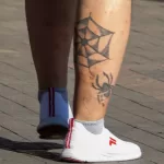 Тату паутина и паук на правой икре парня - Уличная тату (street tattoo) № 14–210821 5