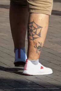 Тату паутина и паук на правой икре парня - Уличная тату (street tattoo) № 14–210821 5