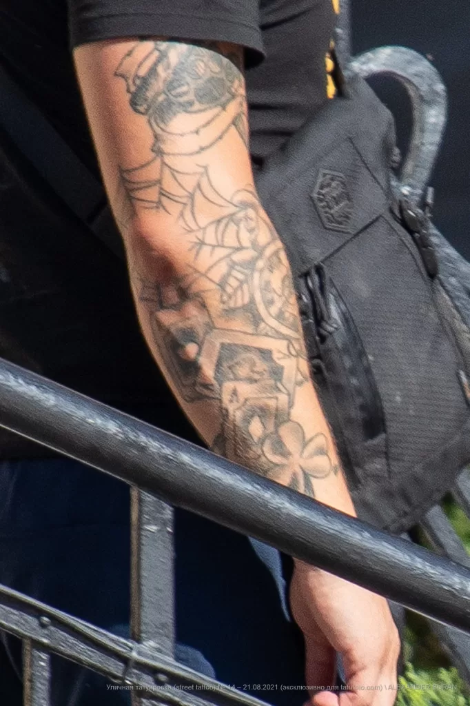 Тату паутина, карты, клевер и кастет на руке парня - Уличная тату (street tattoo) № 14–210821 3