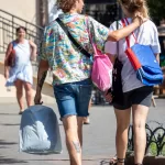 Тату поднятые указательный и мизинец – каза – внизу ноги парня - Уличная тату (street tattoo) № 14–210821 3