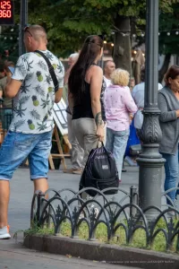 Фото тату на руке: черно-серый рисунок черепа, украшенного сложными узорами. Детализированная татуировка выглядит стильно и загадочно.