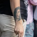 Тату портрет внизу на правой руке девушки - Уличная тату (street tattoo) № 14–210821 2