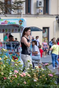 Фото тату на руке: динамичный кадр с изображением черепа, увитого розами. Черно-серый рисунок татуировки выглядит стильно и современно.