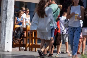 Фото тату на икре мужчины: реалистичный портрет мужчины в черно-серых тонах. Детализированная проработка лица и волос создает эффект присутствия.