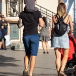 Фото тату на руке мужчины. Абстрактные узоры, цветы, яркие краски, женственный и стильный дизайн.