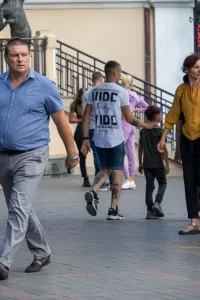 Фото тату в виде небольшого рисунка на ноге. Черно-белый рисунок, простой и лаконичный дизайн.