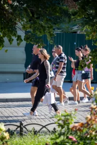 Фото тату на руке женщины, демонстрирующее детализированный рисунок с цветочными мотивами. Татуировка выполнена в черных тонах и занимает большую часть предплечья.