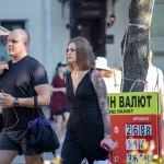 Тату рукав на левую руку девушки с большим портретом, пальмами и цветами подсолнуха - Уличная тату (street tattoo) № 14–210821 14