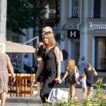 Тату рукав на левую руку девушки с большим портретом, пальмами и цветами подсолнуха - Уличная тату (street tattoo) № 14–210821 15