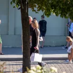 Фото тату на руке, демонстрирующее сложный рисунок с цветочными мотивами и геометрическими элементами. Татуировка выполнена в черных тонах и занимает большую часть предплечья.